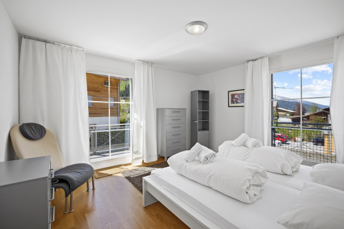 Schlafzimmer 1 mit Doppelbett und kleinem Balkon