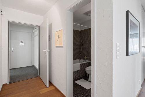 Eingangsbereich mit Blick ins Badezimmer mit WC und Badewanne