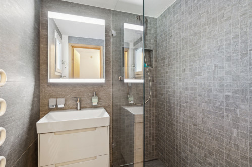 Badezimmer mit Dusche