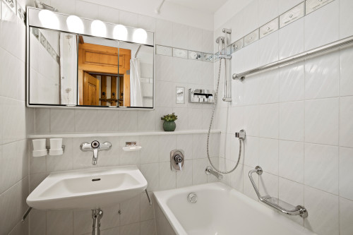 Badezimmer mit Badewanne