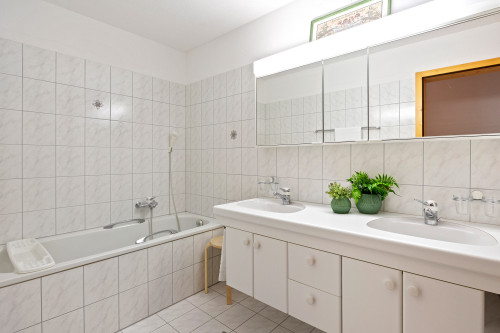 Badezimmer mit WC, Badewanne und Dusche im OG