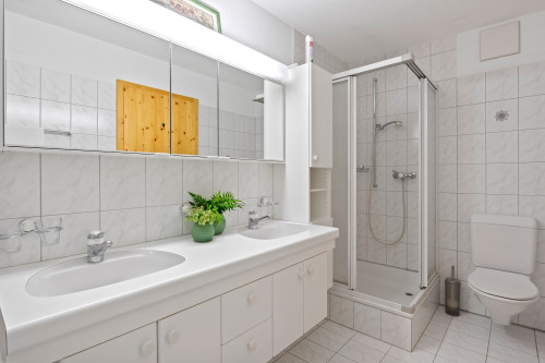 Badezimmer mit WC, Badewanne und Dusche im OG