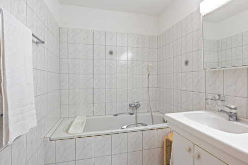 Badezimmer mit WC, Badewanne und Dusche im OG