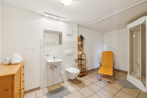 Badezimmer mit WC und Dusche