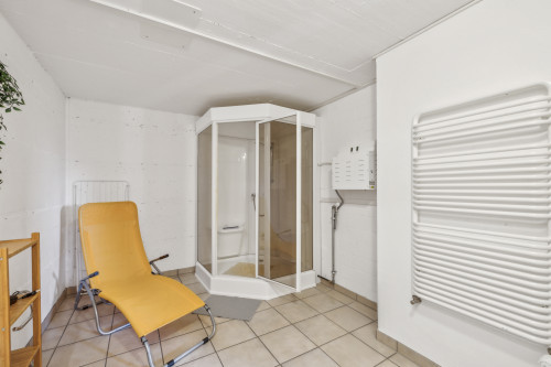 Badezimmer mit WC und Dusche